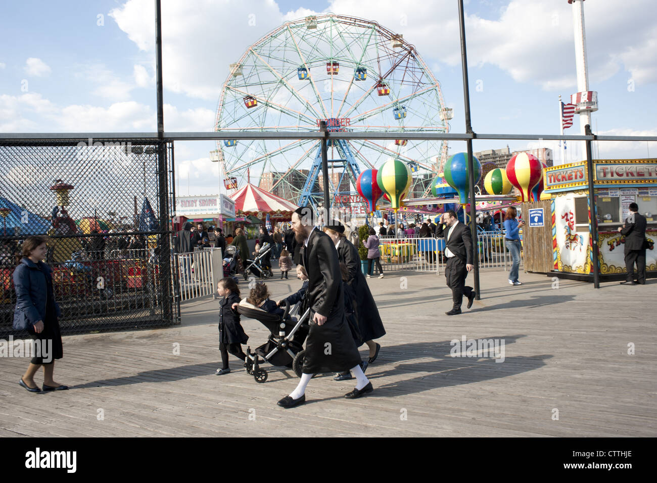Religiosi, famiglie ebraiche godetevi una giornata a Coney Island. Foto Stock