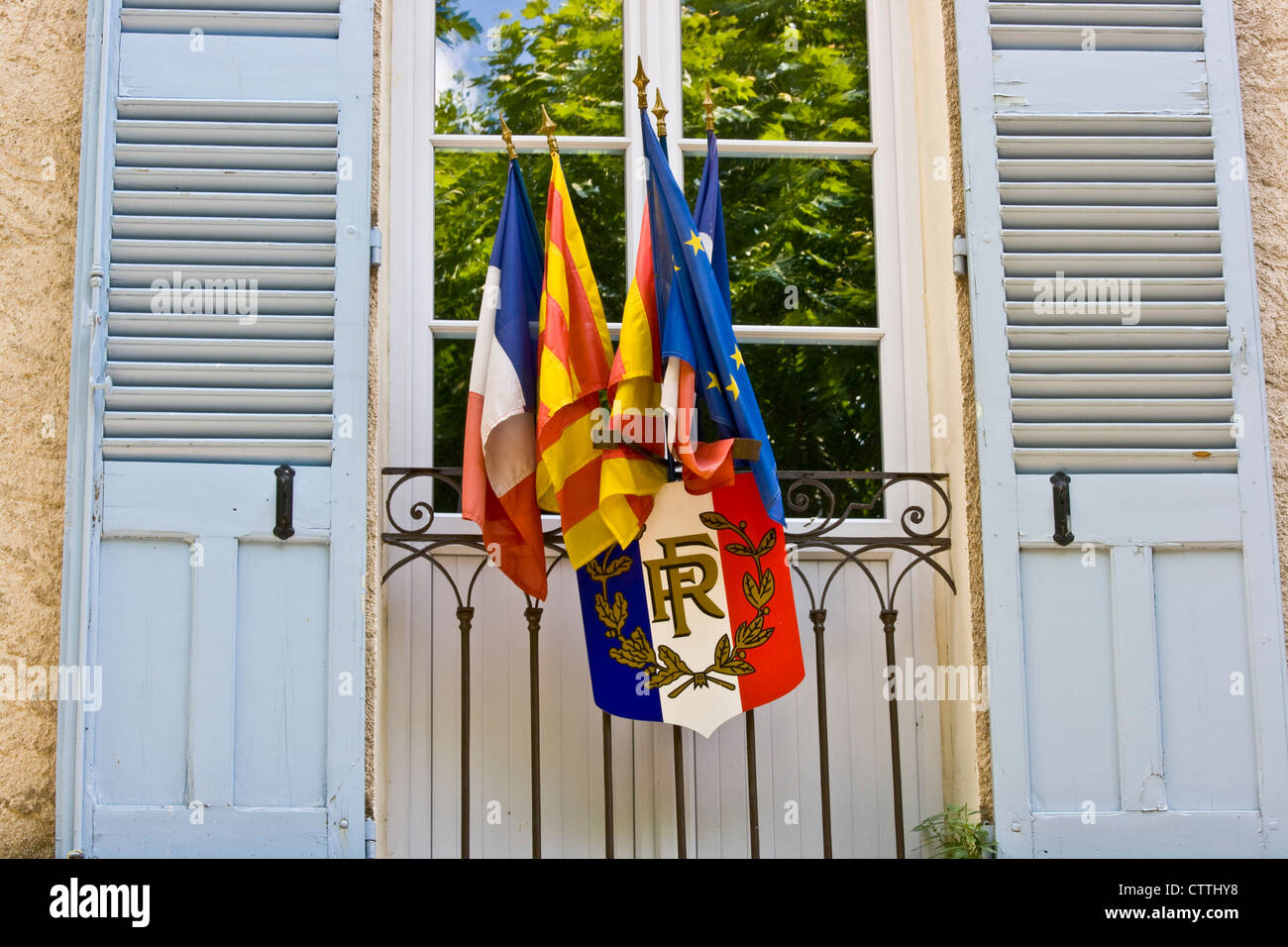Le bandiere della Francia Provenza e l'Unione europea su un edificio in Bargemon Provence Francia Europa Foto Stock