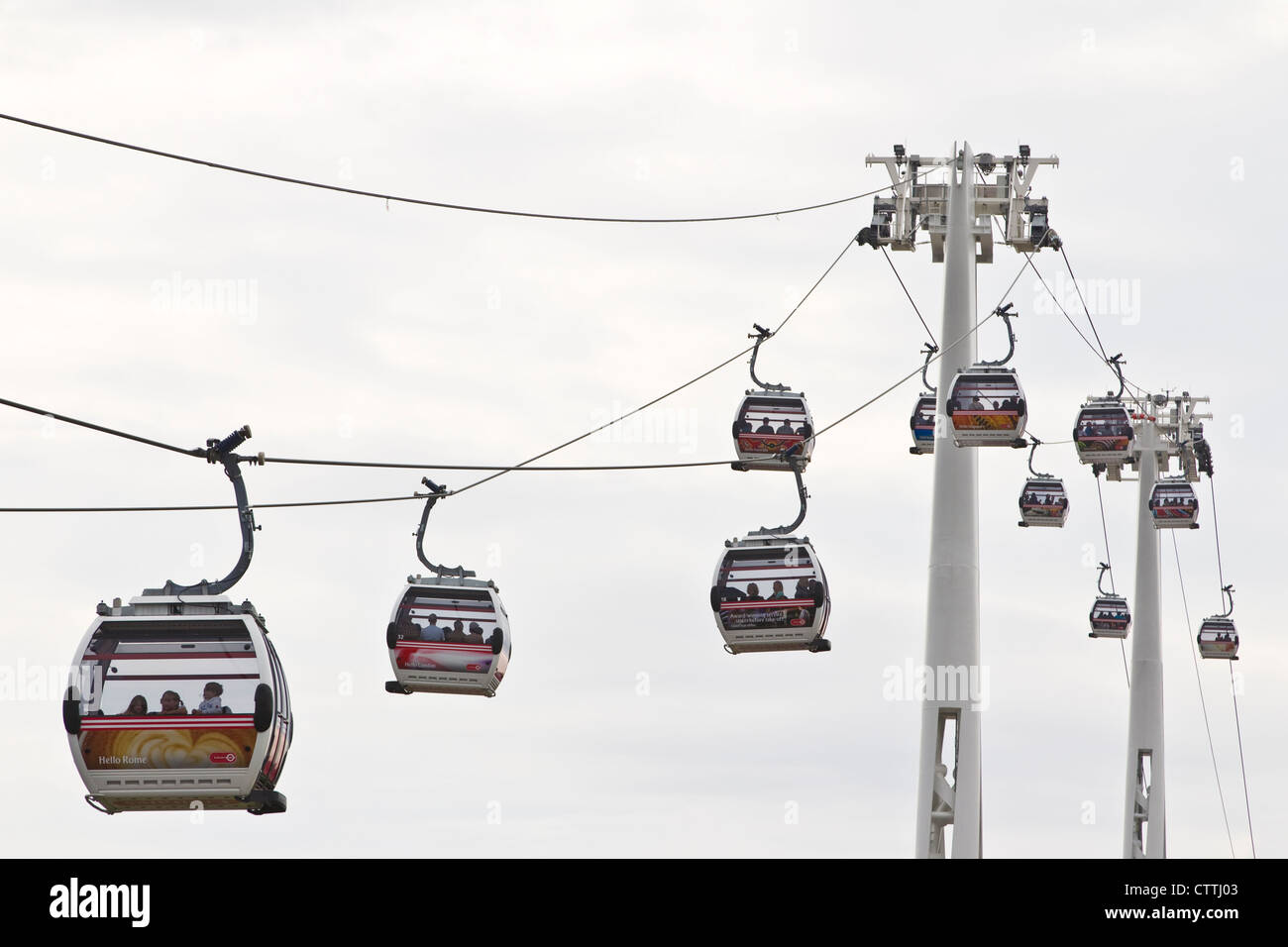 Funivie spanning il Tamigi dove i passeggeri incrocio tra Royal Docks e la penisola di Greenwich , London, England, Regno Unito Foto Stock