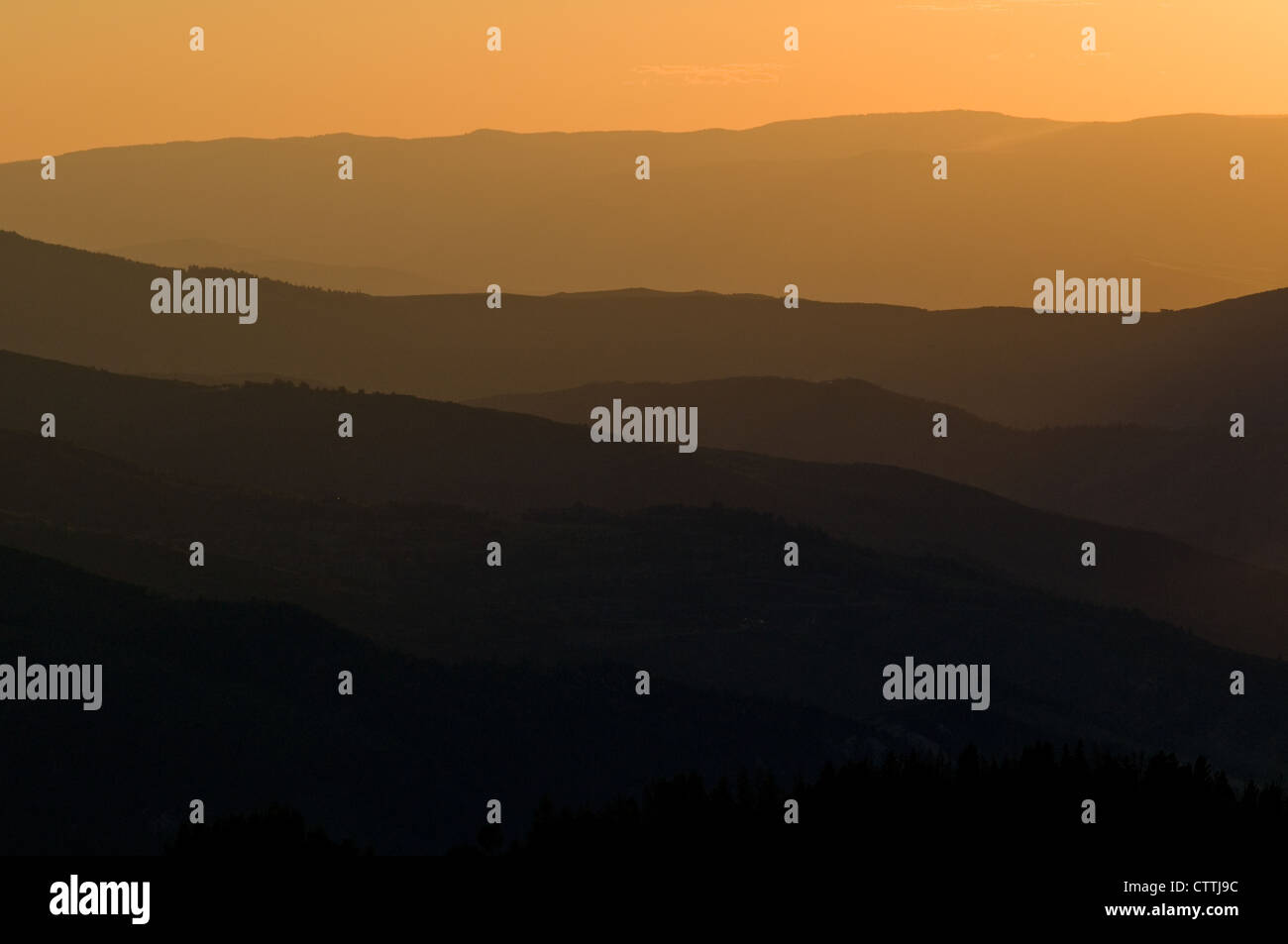 Stratificato nebuloso tramonto dalla cima di Vail Mountain, Vail Colorado, USA, tarda estate Foto Stock