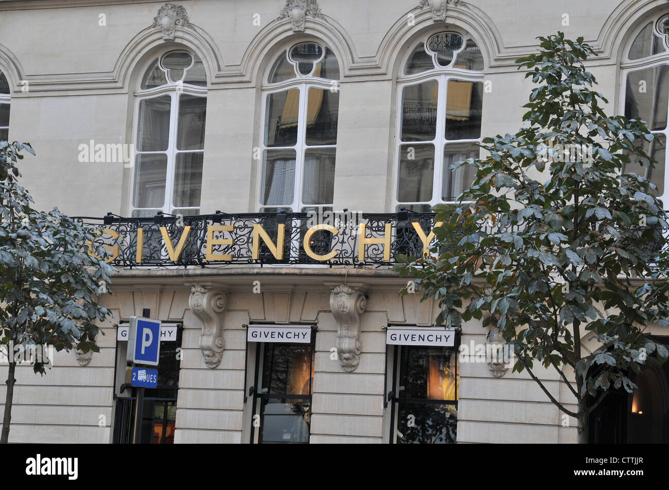 Sede di Givenchy e memorizzare George V avenue Parigi Francia Foto stock -  Alamy