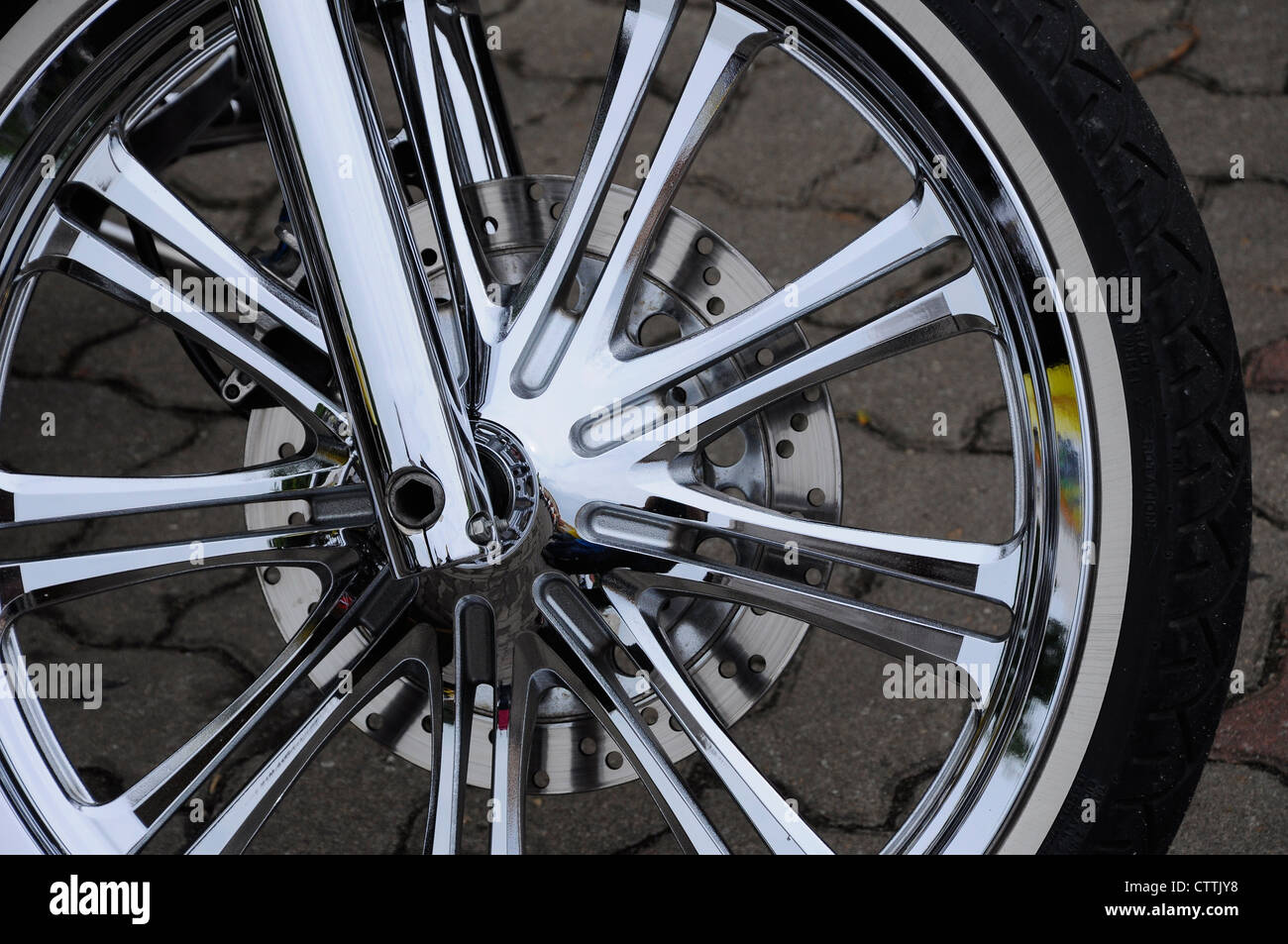 Raggi di una ruota di motociclette è stata colorata con cromo. Lucenti come uno specchio. Mantenuta pulita e priva di qualsiasi tipo di sporco. Foto Stock