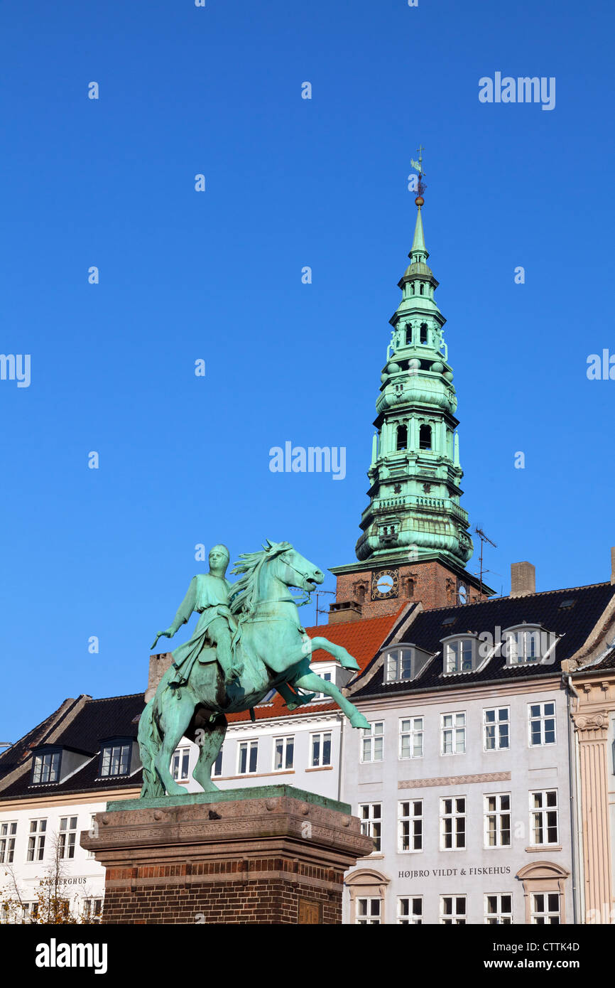 La statua equestre del vescovo Absalon, fondatore di Copenhagen nel 1167, domina il Hojbro Plads (Hojbro Square). Foto Stock