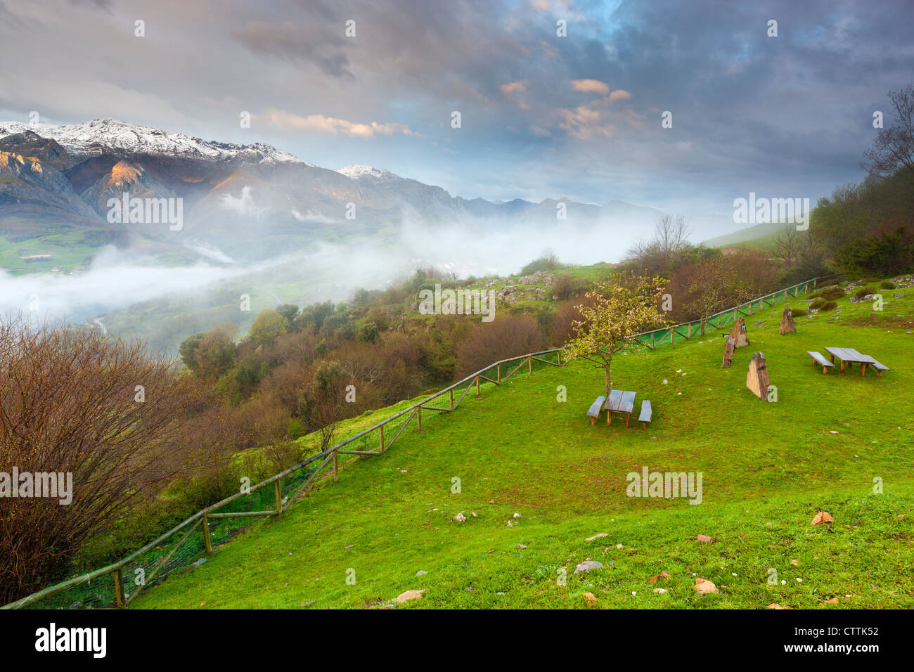 Una vista sul Parco Nazionale Picos de Europa dal nord, vicino a Mirador Pedro Udaondo, Asturias Foto Stock
