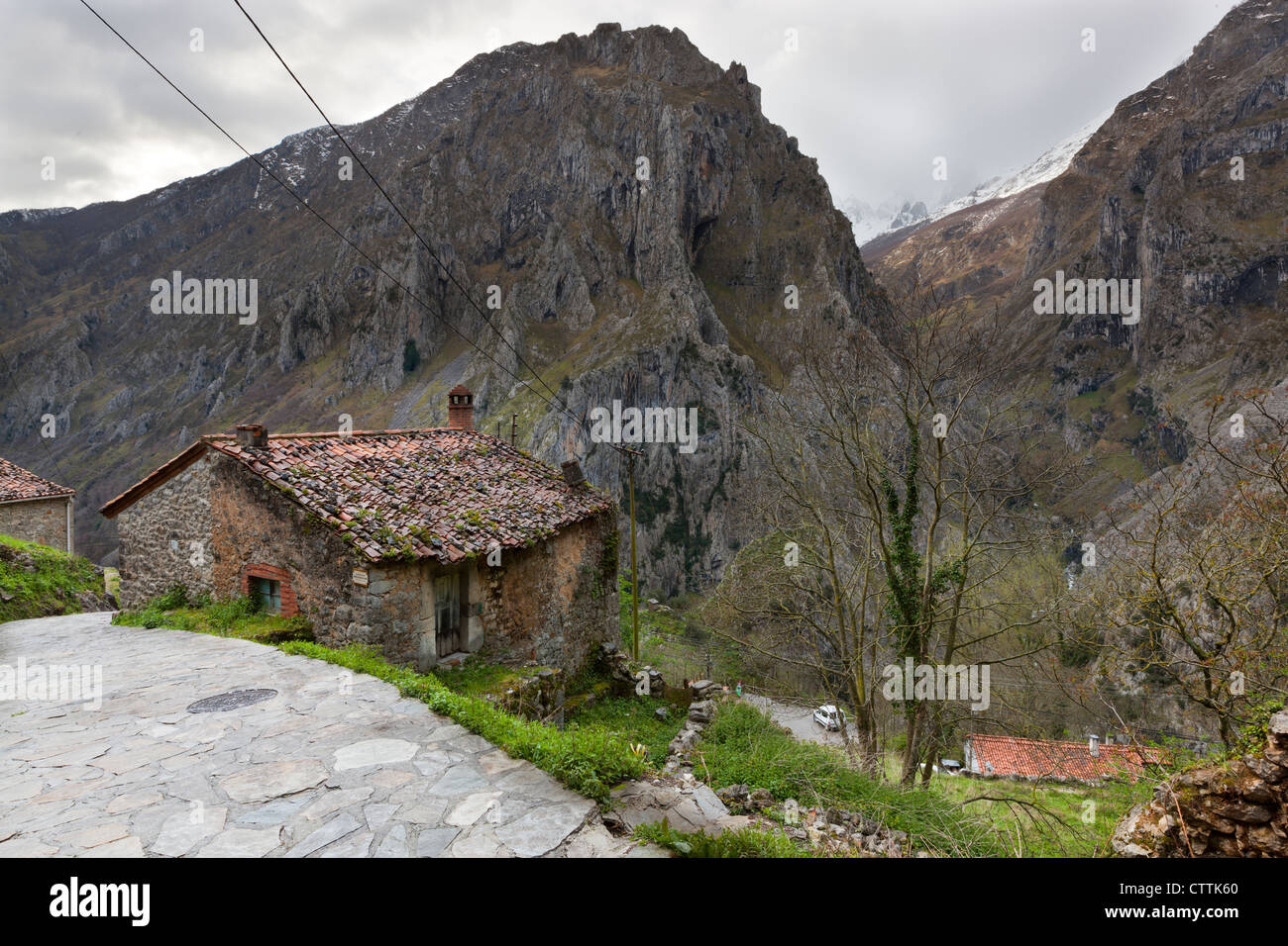 Villaggio Camarmena su uno spallamento della Garganta del Gola di Cares, Parco Nazionale Picos de Europa, Asturias, Spagna settentrionale Foto Stock