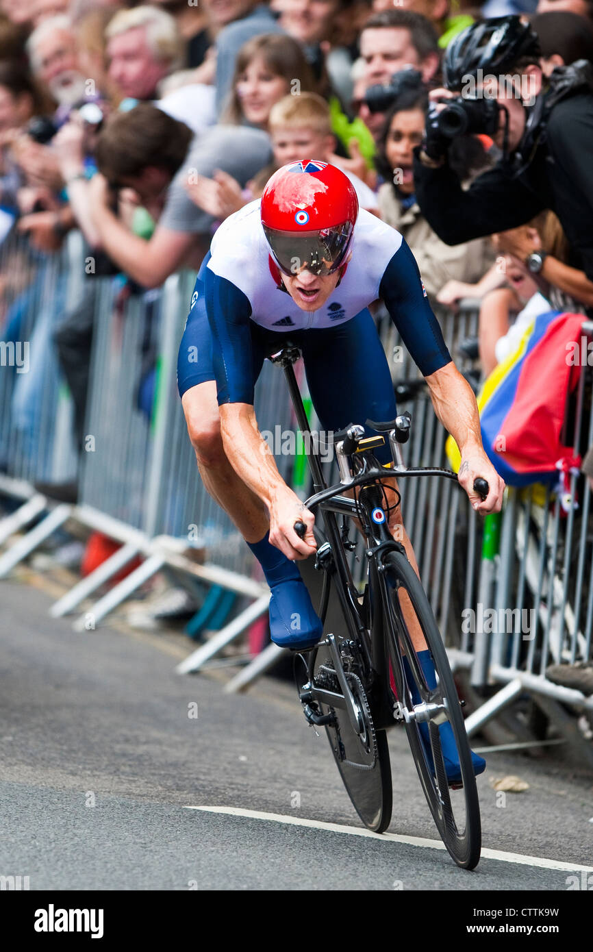 Bradley Wiggins sul suo modo di vincere la london 2012 medaglia d'oro alle olimpiadi di uomini del cronometro individuale evento. Foto Stock
