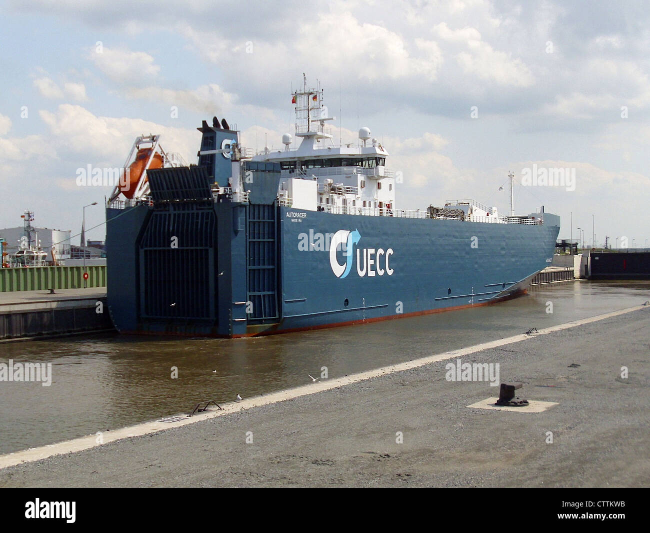 L'auto vettore '''Autoracer' nella nave Kaiserschleuse serratura in Bremerhaven, Germania Foto Stock