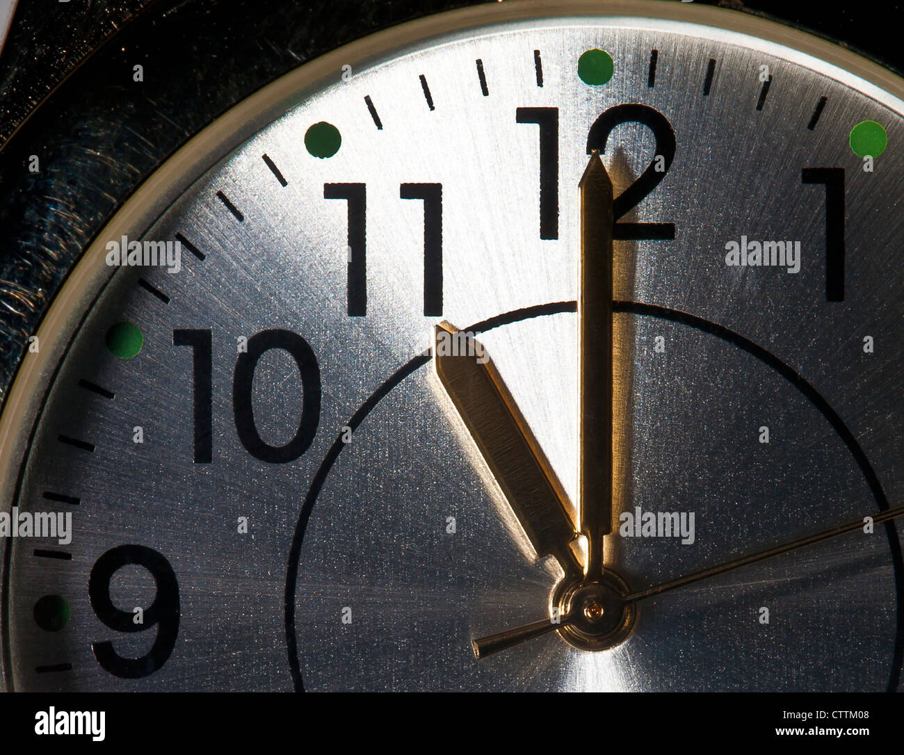 Guardare o orologio mostra undicesima ora Foto Stock