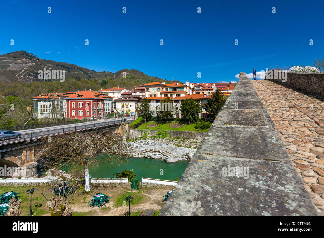 Puente Romano (Ponte Romano), xiii secolo, Cangas de Onís. Asturias, Spagna Foto Stock