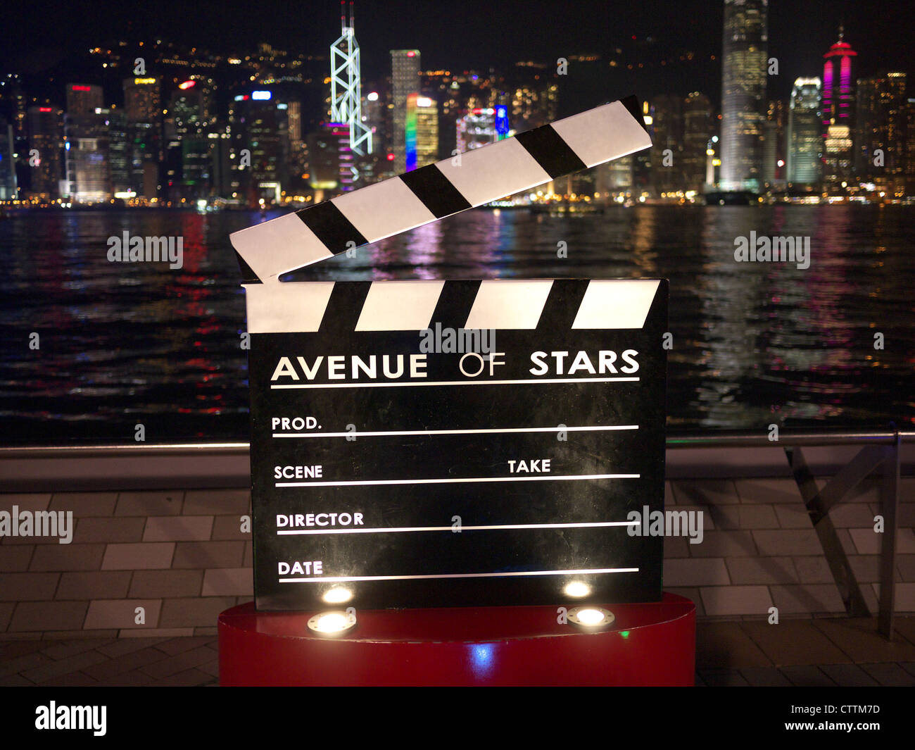 Clapperboard sulla "Avenue of Stars e' a Tsim Sha Tsui promenade di Hong Kong di notte Foto Stock