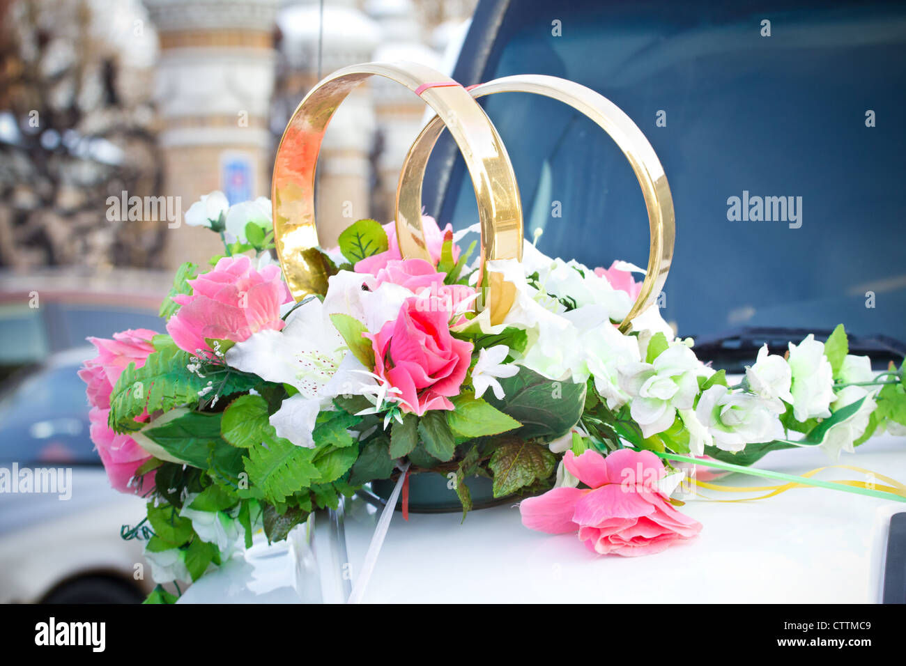 White wedding limousine decorata con fiori e anelli in oro Foto Stock