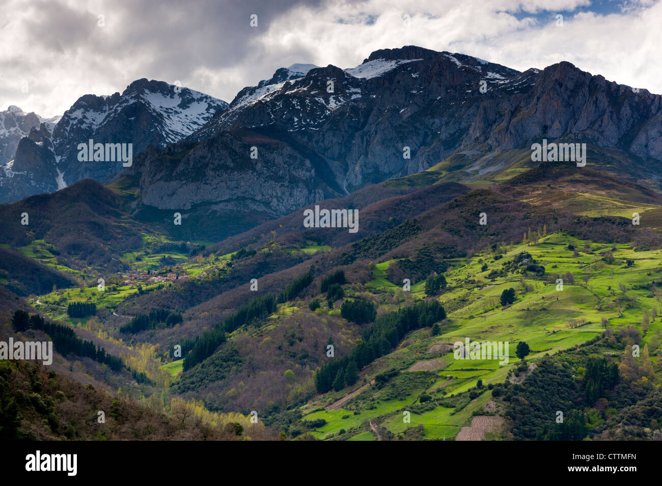 Vista sulla parte orientale del massiccio del Parco Nazionale Picos de Europa (Andara) dal villaggio Trillayo, Liébana valley, Cantabria, Foto Stock