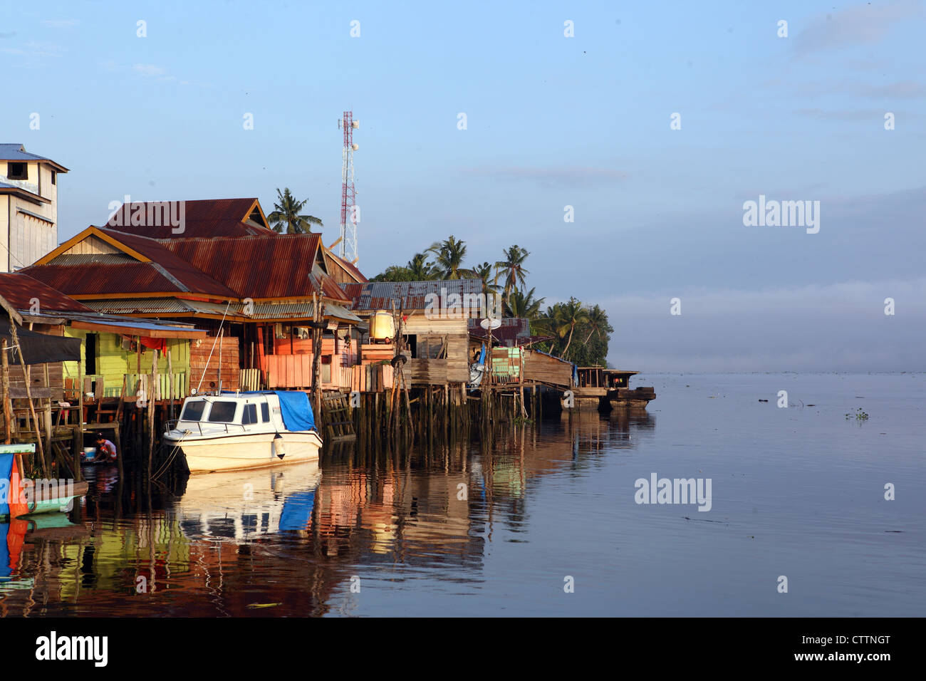 Teluk Meranti villaggio sulle rive del fiume Kampar in Sumatra. Foto Stock