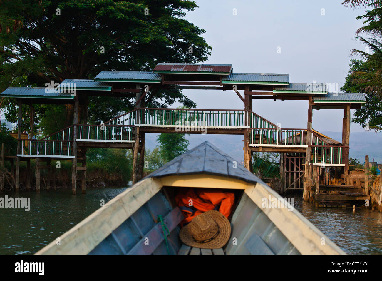 Sulla strada per il buddista INDEIN rovine da canal dal Lago Inle - Myanmar Foto Stock