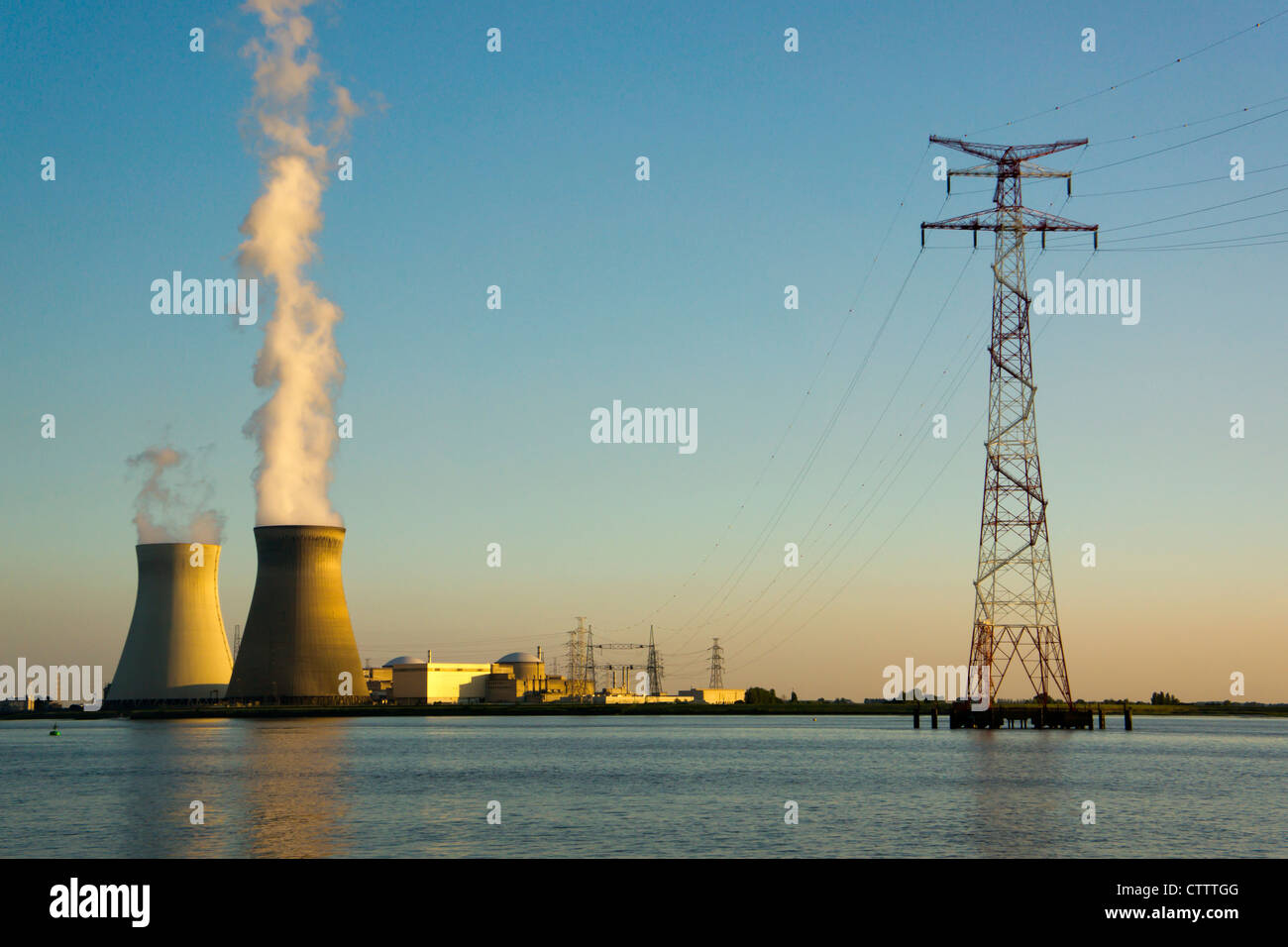 Centrale nucleare di Doel nel porto di Anversa, al tramonto Foto Stock