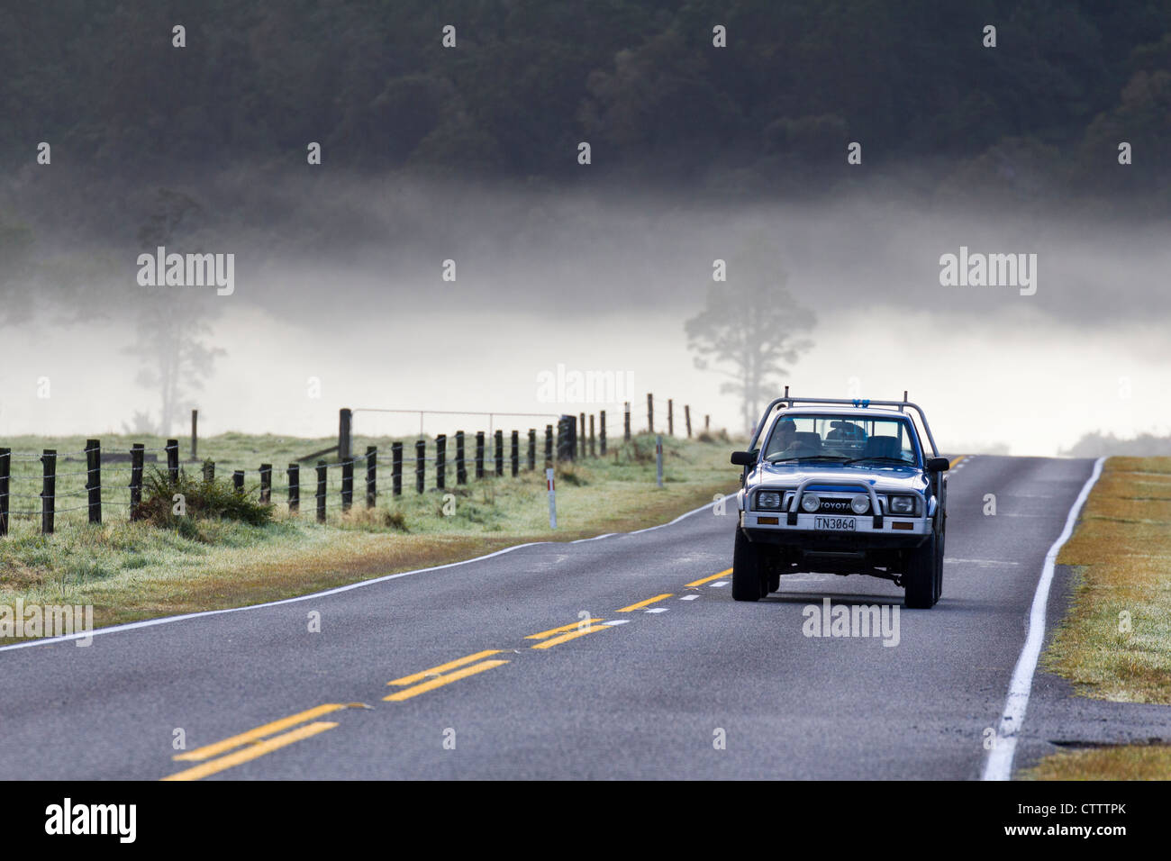 Pickup truck nelle nebbie - Isola del Sud nei pressi di Marlborough, Nuova Zelanda Foto Stock
