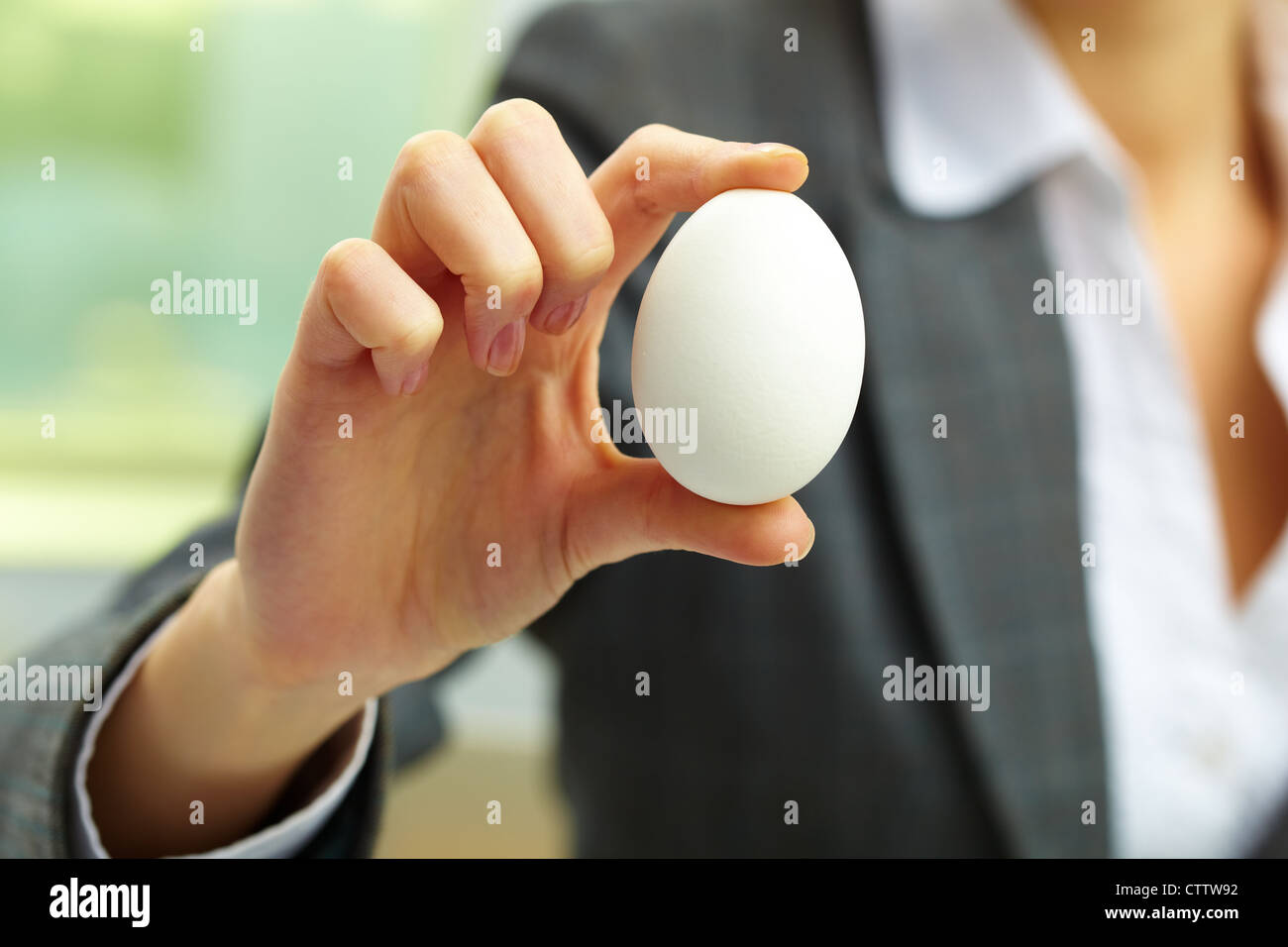 Close-up di uovo bianco in mano femmina Foto Stock