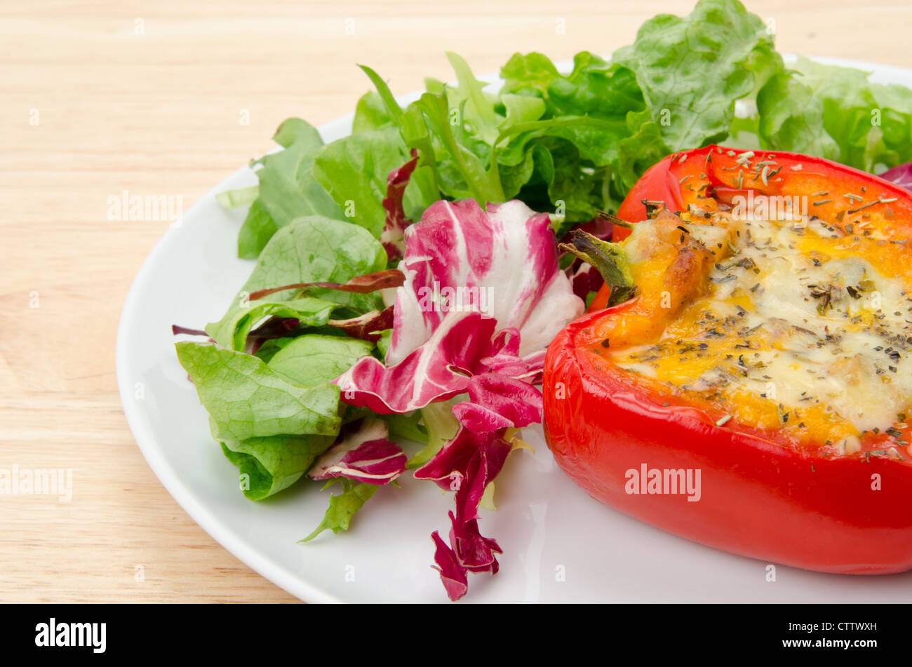 Peperone fritto farcito con formaggio e riso e servito con insalata verde - studio shot Foto Stock