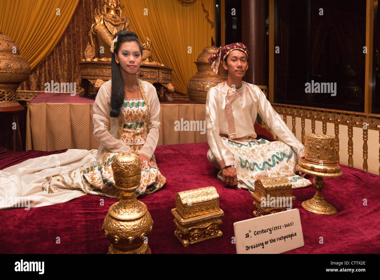 Birmano abito tradizionale, Karaweik Palace, Yangon, Myanmar Foto Stock