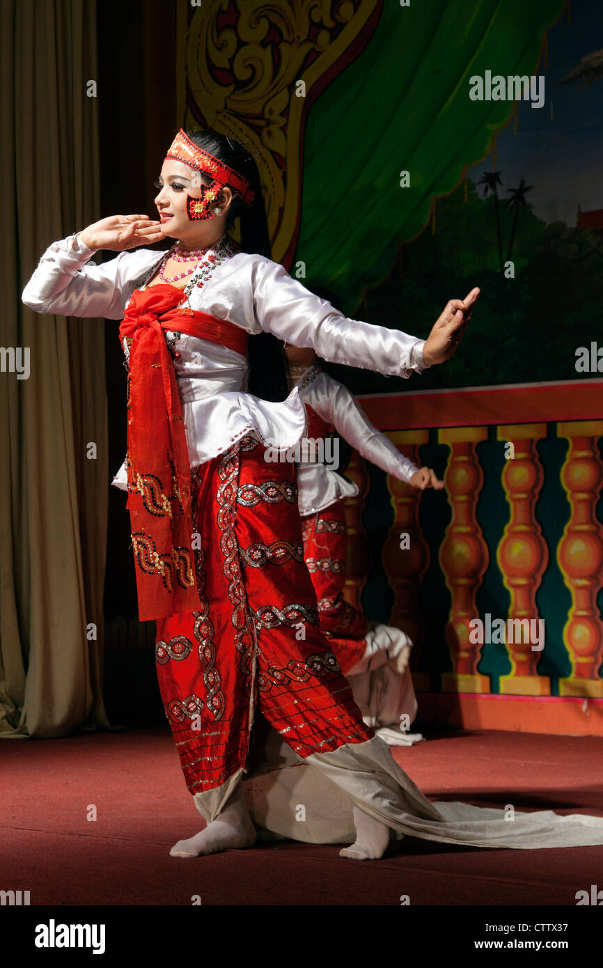 Spettacolo Culturale, Kandawgyi Palace hotel, Yangon, Myanmar Foto Stock