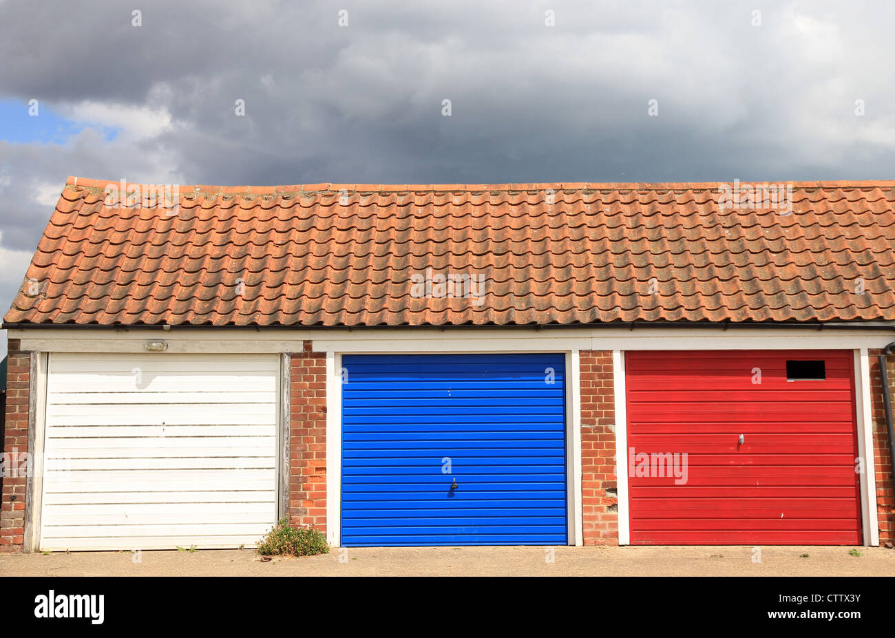 Rosso Blu bianco tricolore di porte di garage Foto Stock
