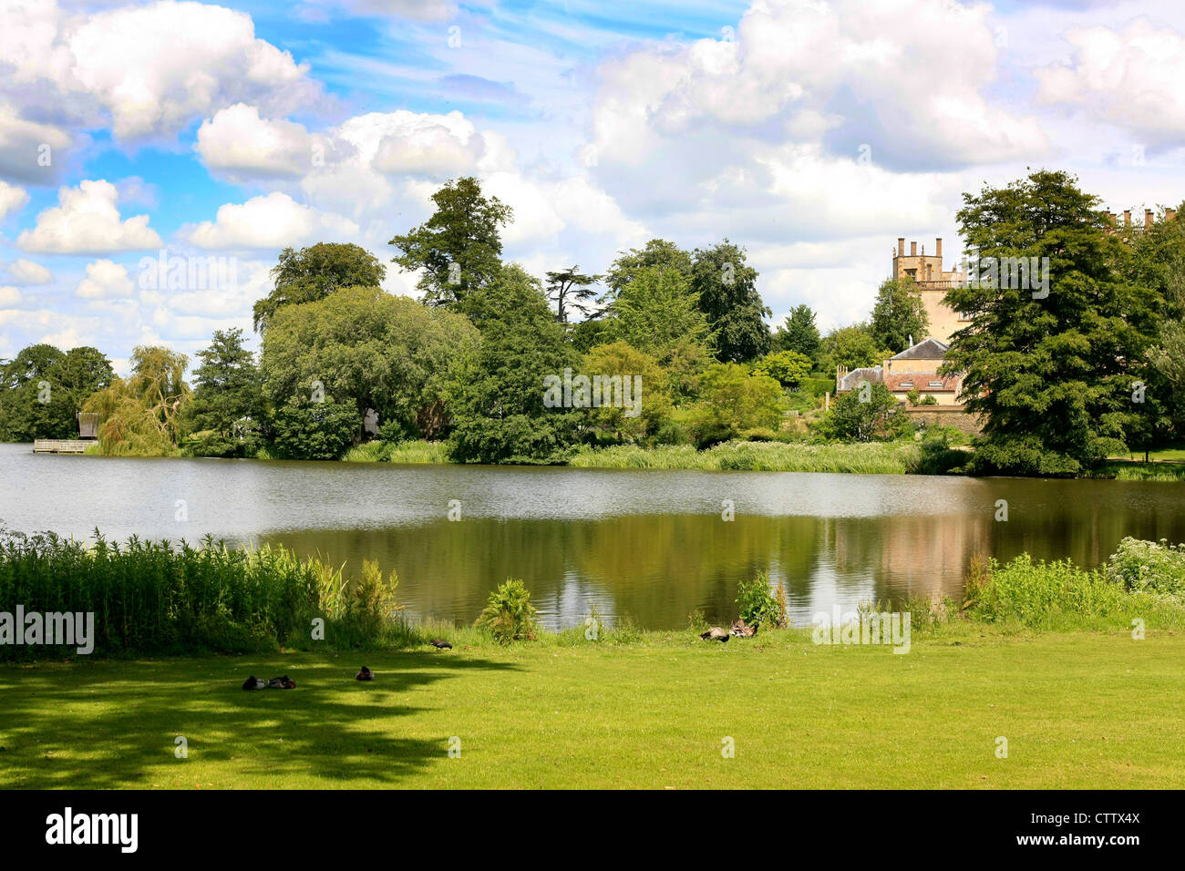 Sherborne Castle Lago e i giardini progettati da Capability Brown Foto Stock