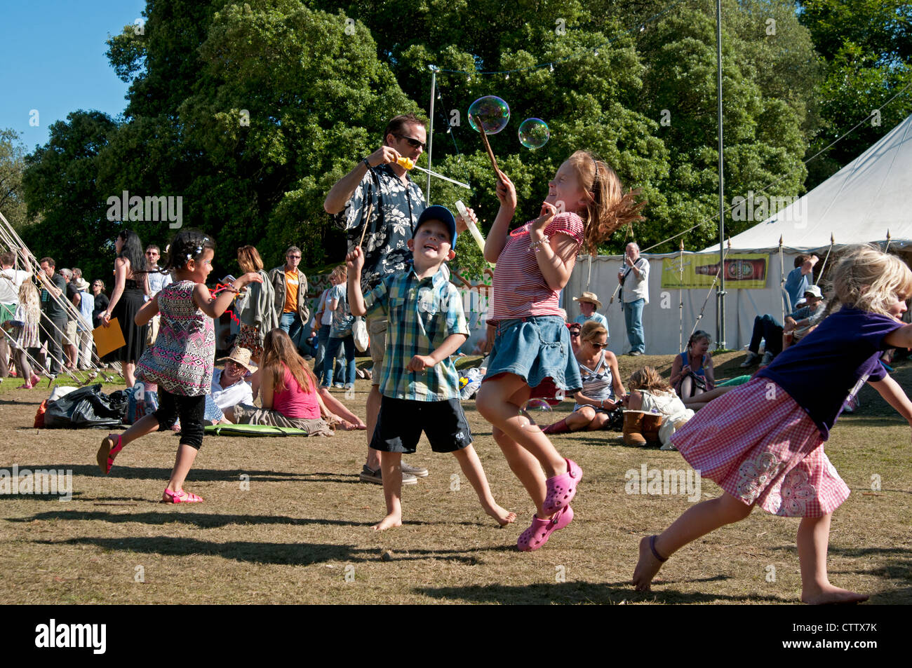 Bambini che giocano al porto Eliot festival letterario San tedeschi Cornwall Regno Unito Foto Stock