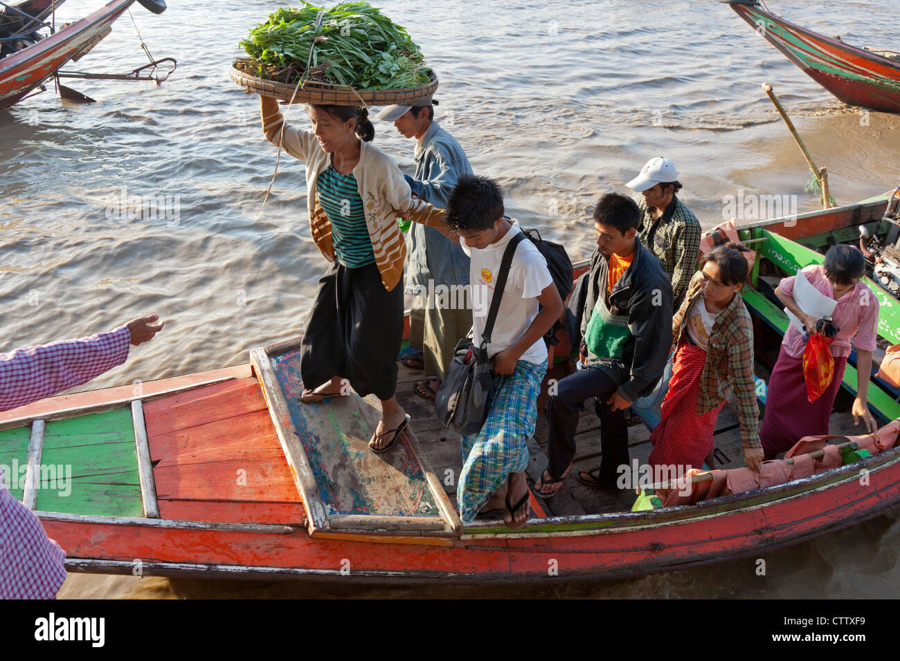 Traghetti, fiume Yangon, Myanmar Foto Stock