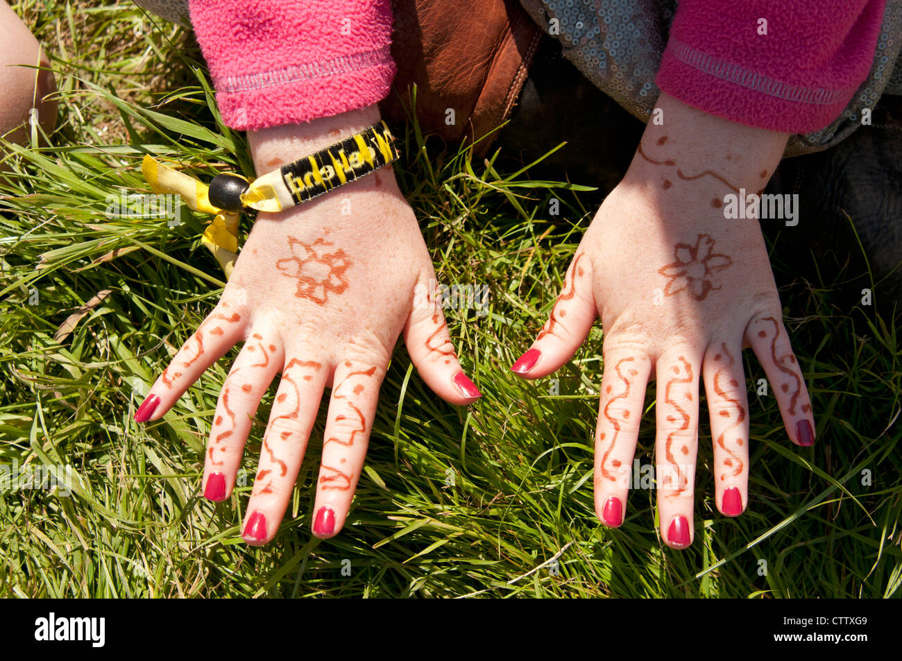 Un bambino tinto henné mani al porto Eliot festival letterario San tedeschi Cornwall Regno Unito Foto Stock