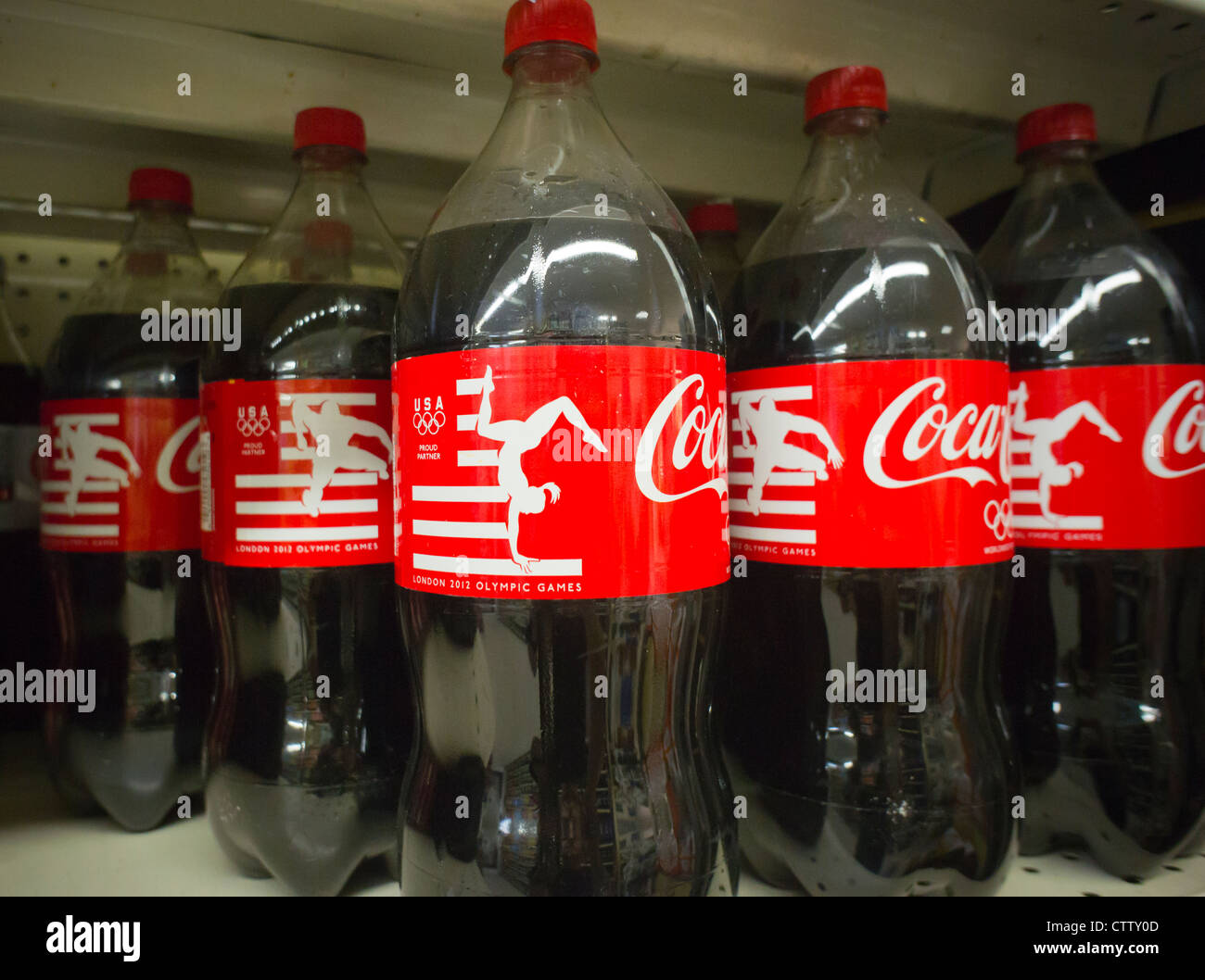 Bottiglie di coca cola in un supermercato a New York a promuovere il loro coinvolgimento con le Olimpiadi di Londra 2012 Foto Stock