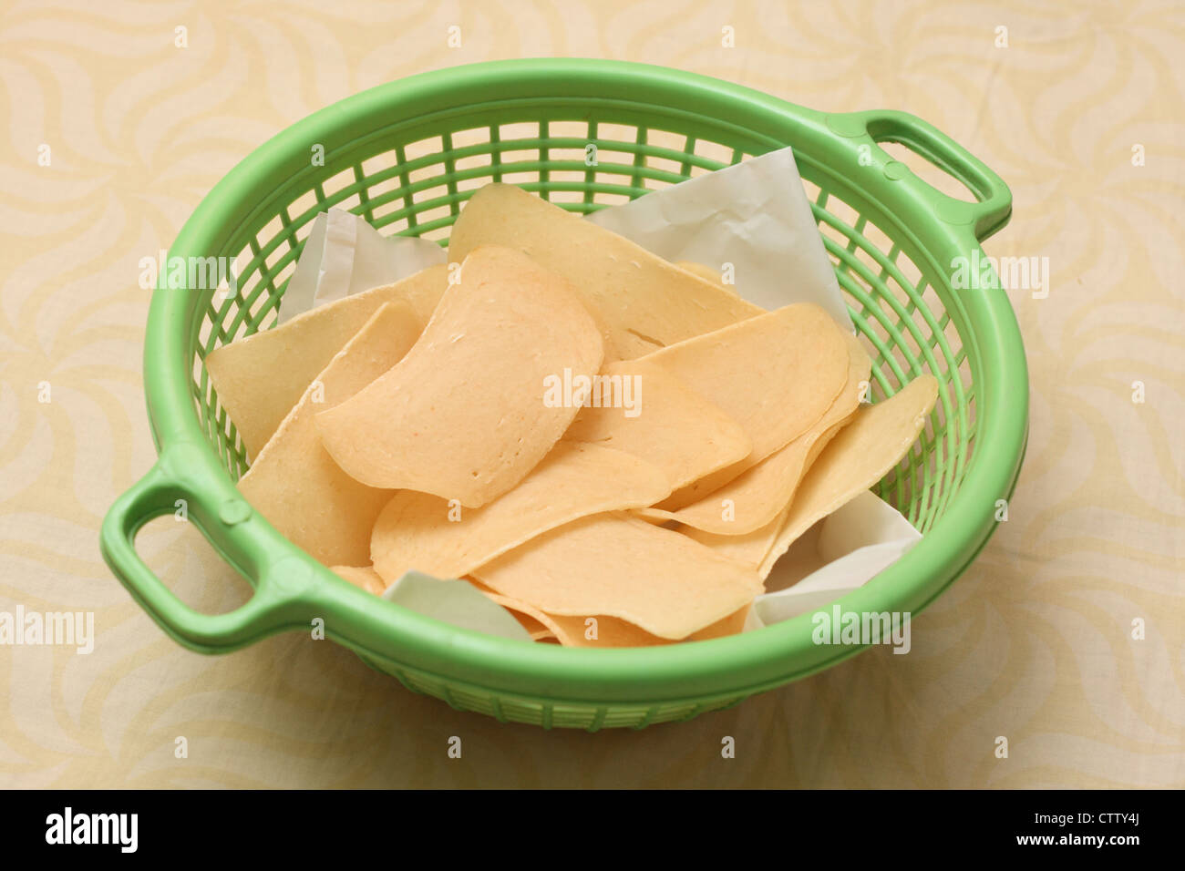 Non cotte cracker ai gamberi in un cestello Foto Stock