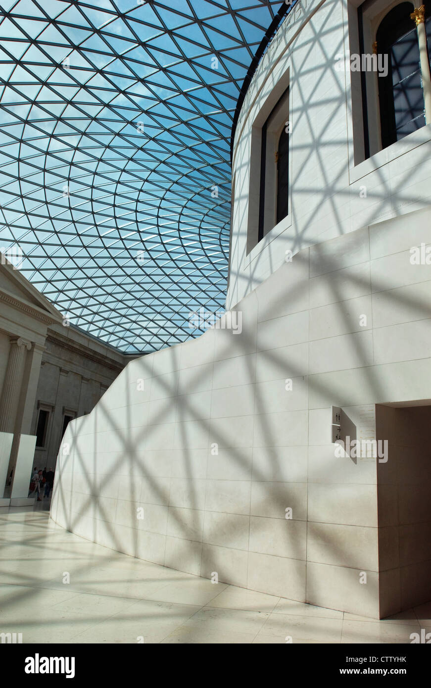 Progettato da Foster e Partner, la cupola di vetro del tetto segmentata che copre la Great Court del British Museum. Foto Stock