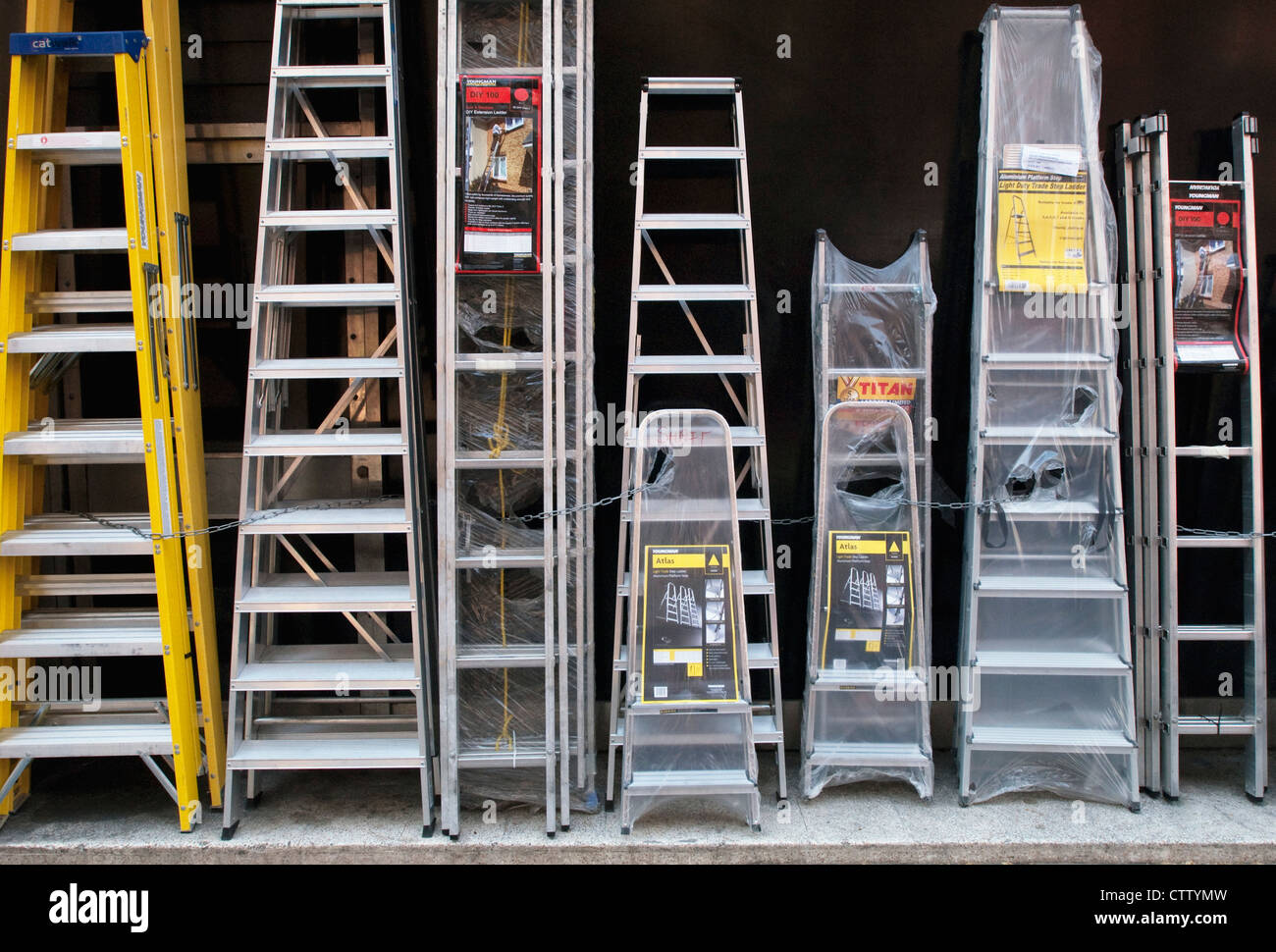 Le scale a pioli per la vendita al di fuori di un hardware shop nel centro di Londra, Regno Unito. Foto Stock