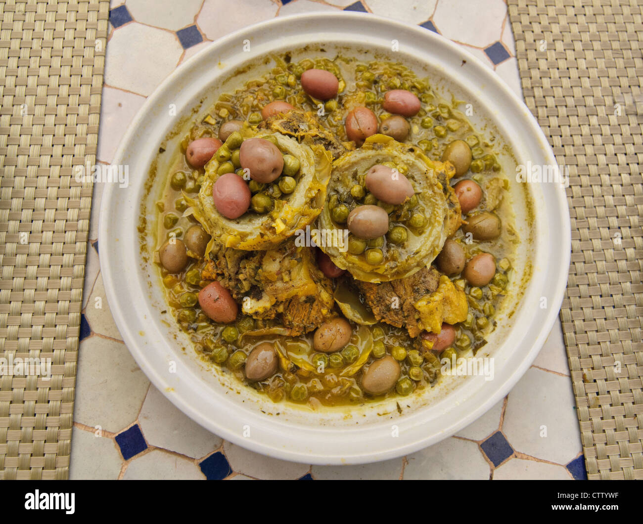 Carciofo e il tajine di pollo a Marrakech, Marocco Foto Stock