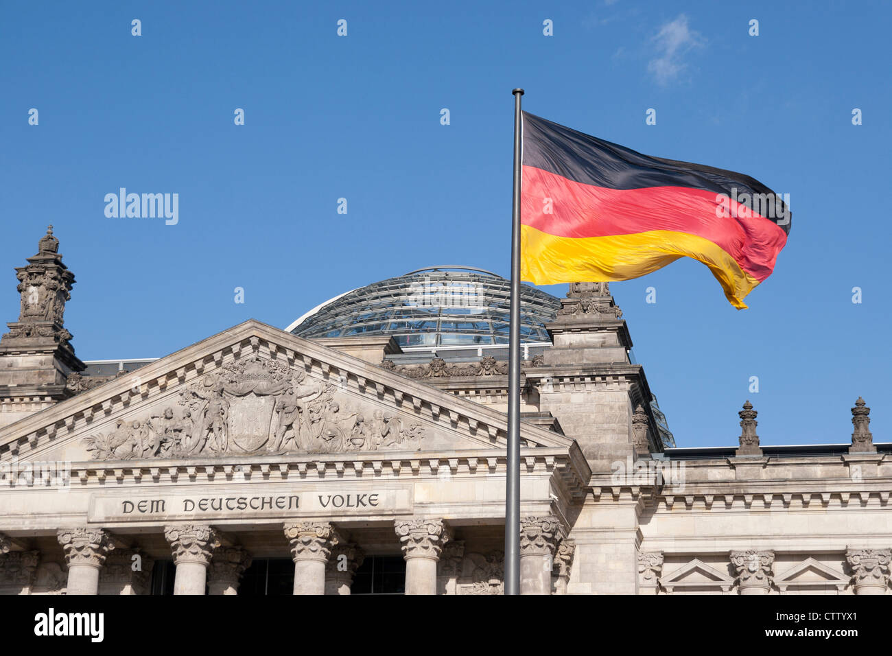 Bandiera tedesca nella parte anteriore del Reichstag a Berlino Germania Foto Stock