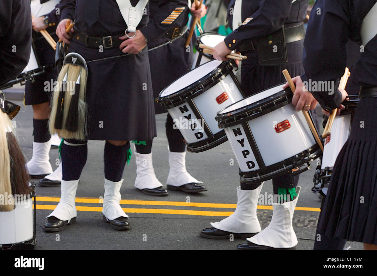 I percussionisti del NYPD Società Smeraldo prepararsi a marzo durante il primo anno anniversario osservanza degli attacchi dell'11 settembre ho Foto Stock