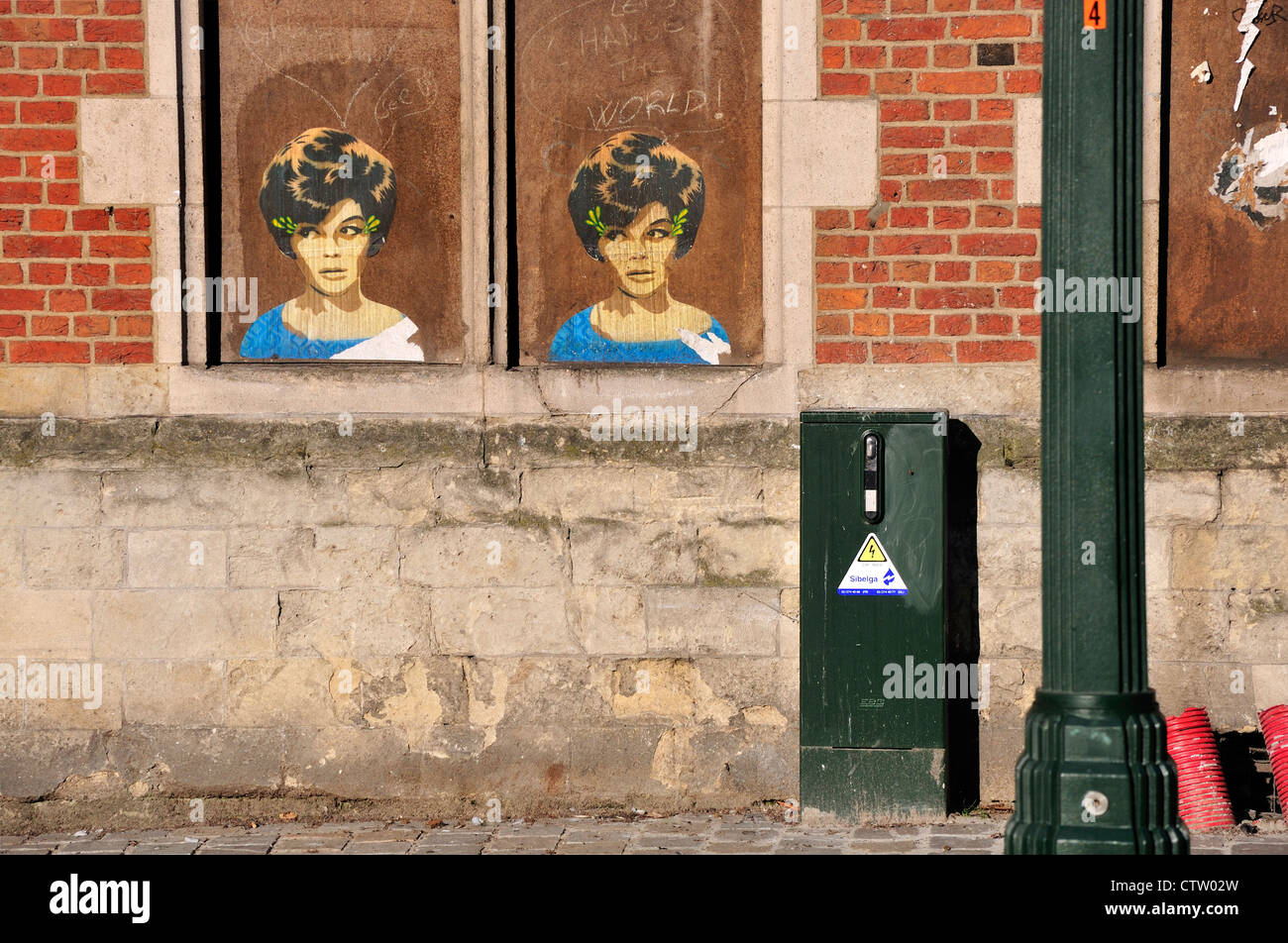 Bruxelles, Belgio. Arte di strada - due cut-out le teste di carta di una donna postato sulla parete Foto Stock