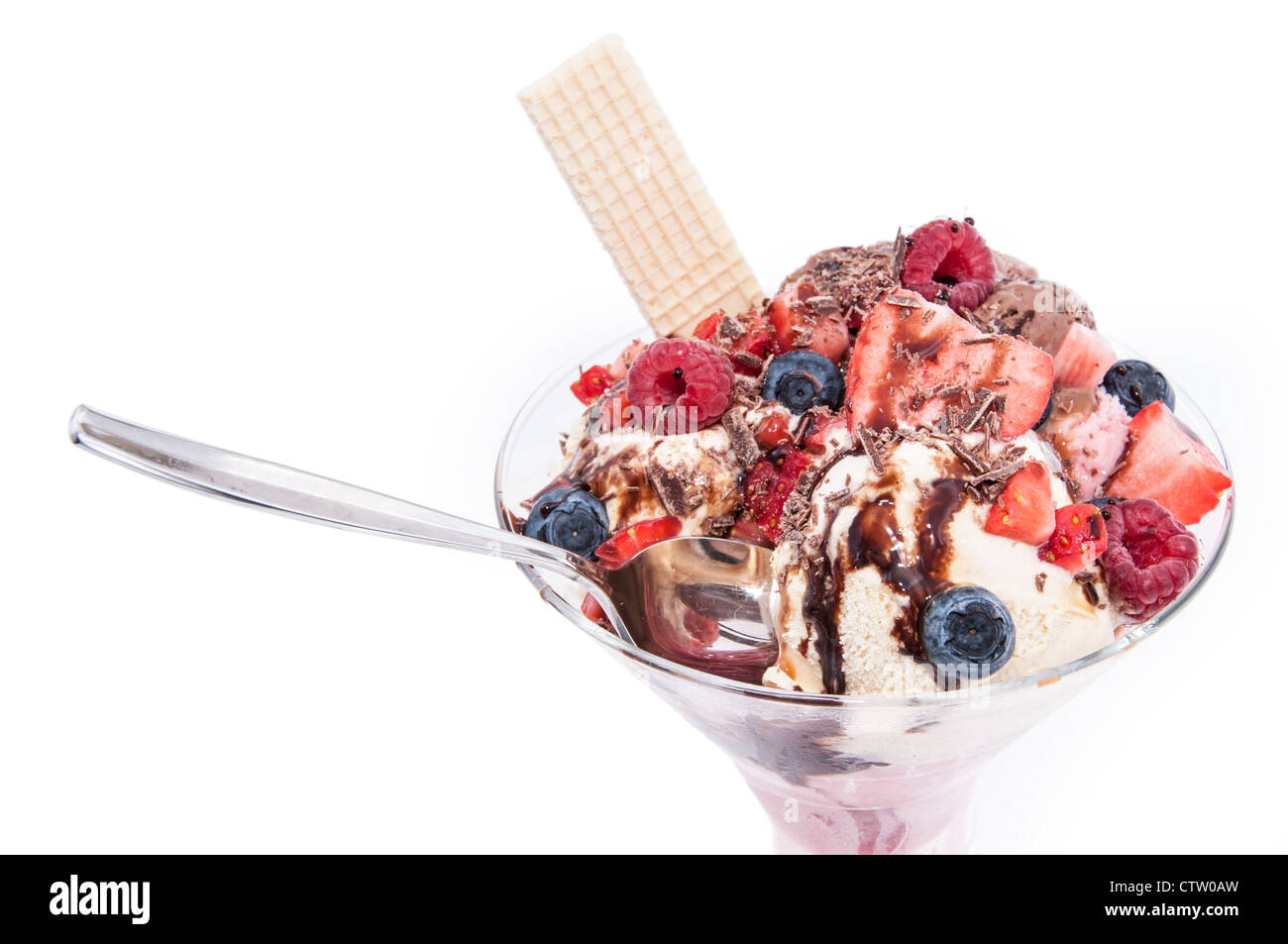 Gelato alla crema con frutti di bosco freschi isolato su bianco Foto Stock