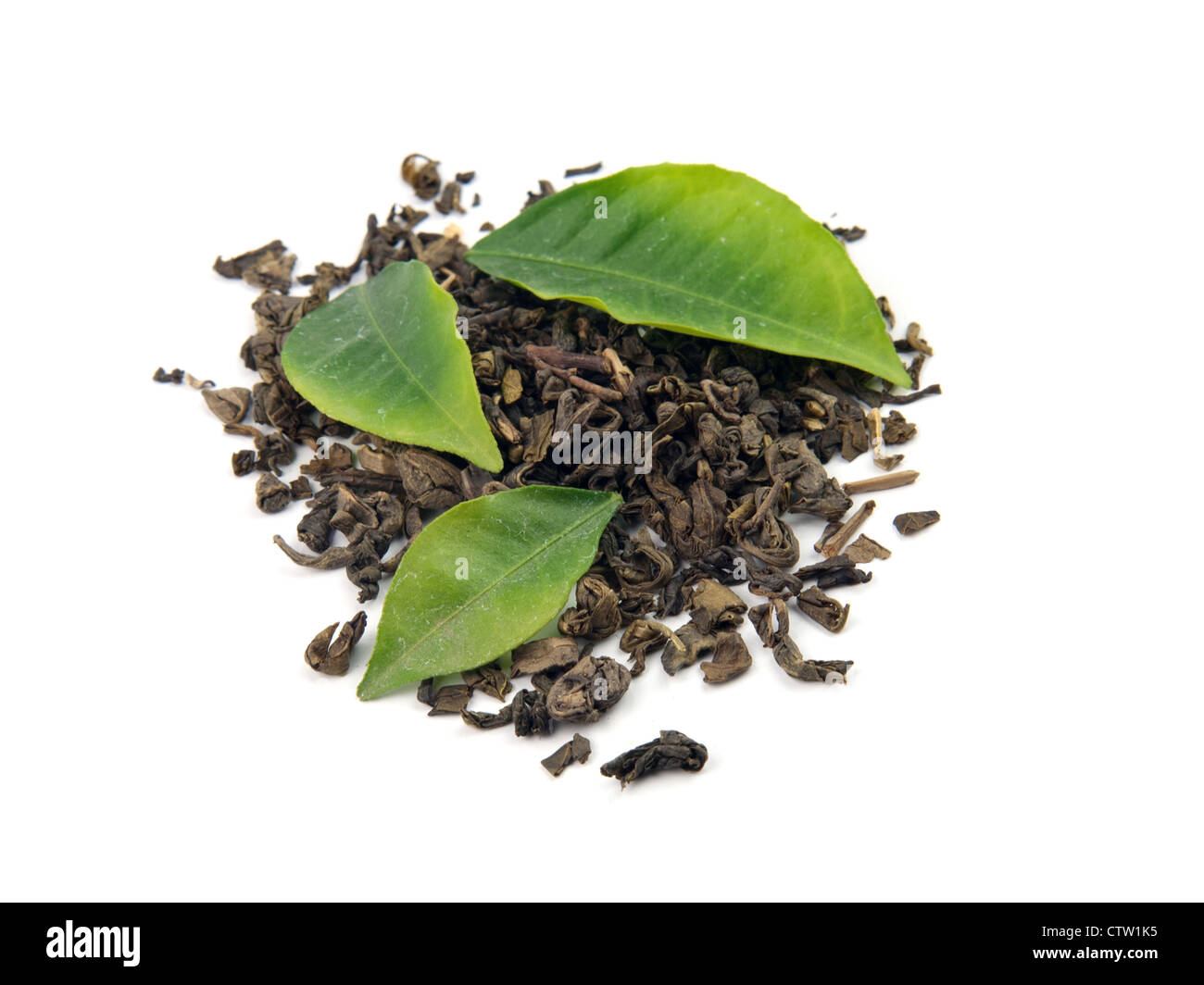 Il tè verde con foglie isolati su sfondo bianco Foto Stock