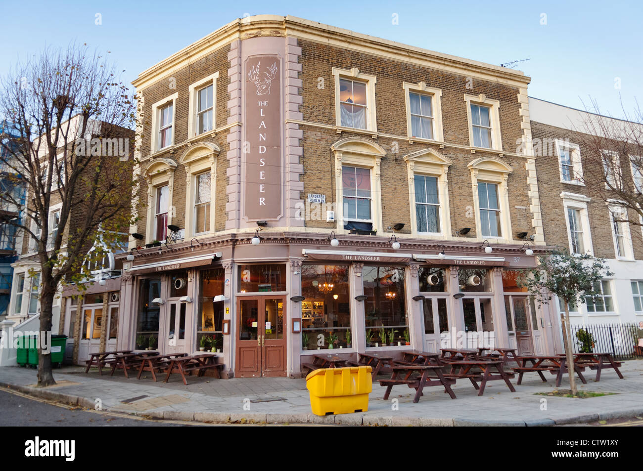 La Landseer pub dell Landseer Road nel quartiere di Islington, Londra. Foto Stock