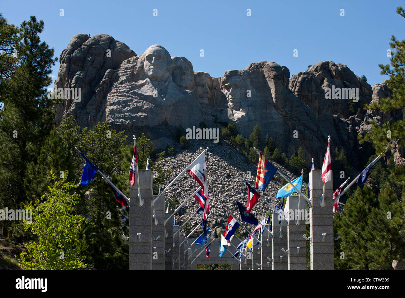 Vista di Mt. Rushmore con indicatori di stato degli Stati Uniti, il Monte Rushmore monumento nazionale, il Dakota del Sud, Stati Uniti d'America Foto Stock