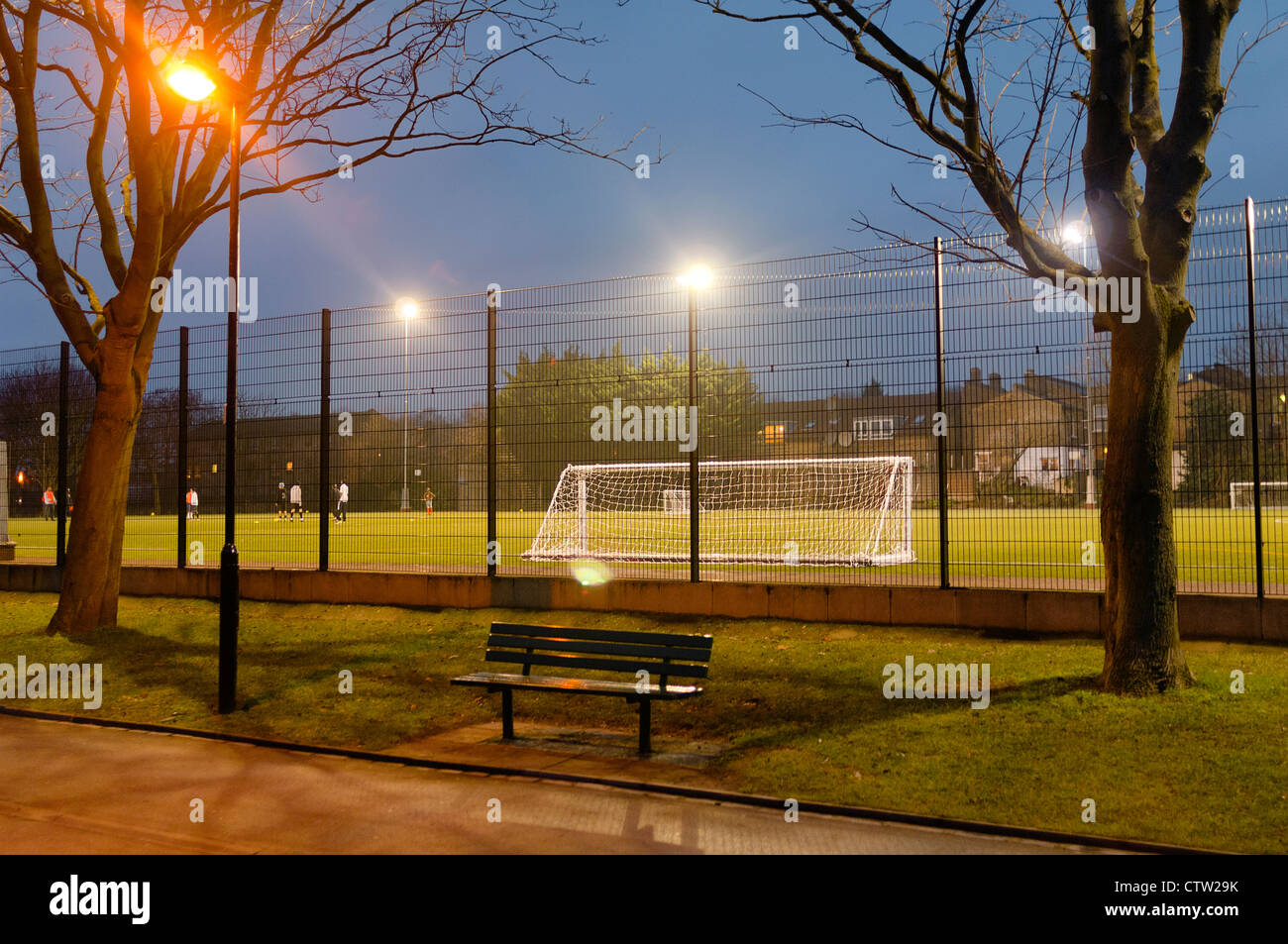 Sera vista atmosferica di un campo di gioco in Whittington Park, Superiore Holloway. Foto Stock