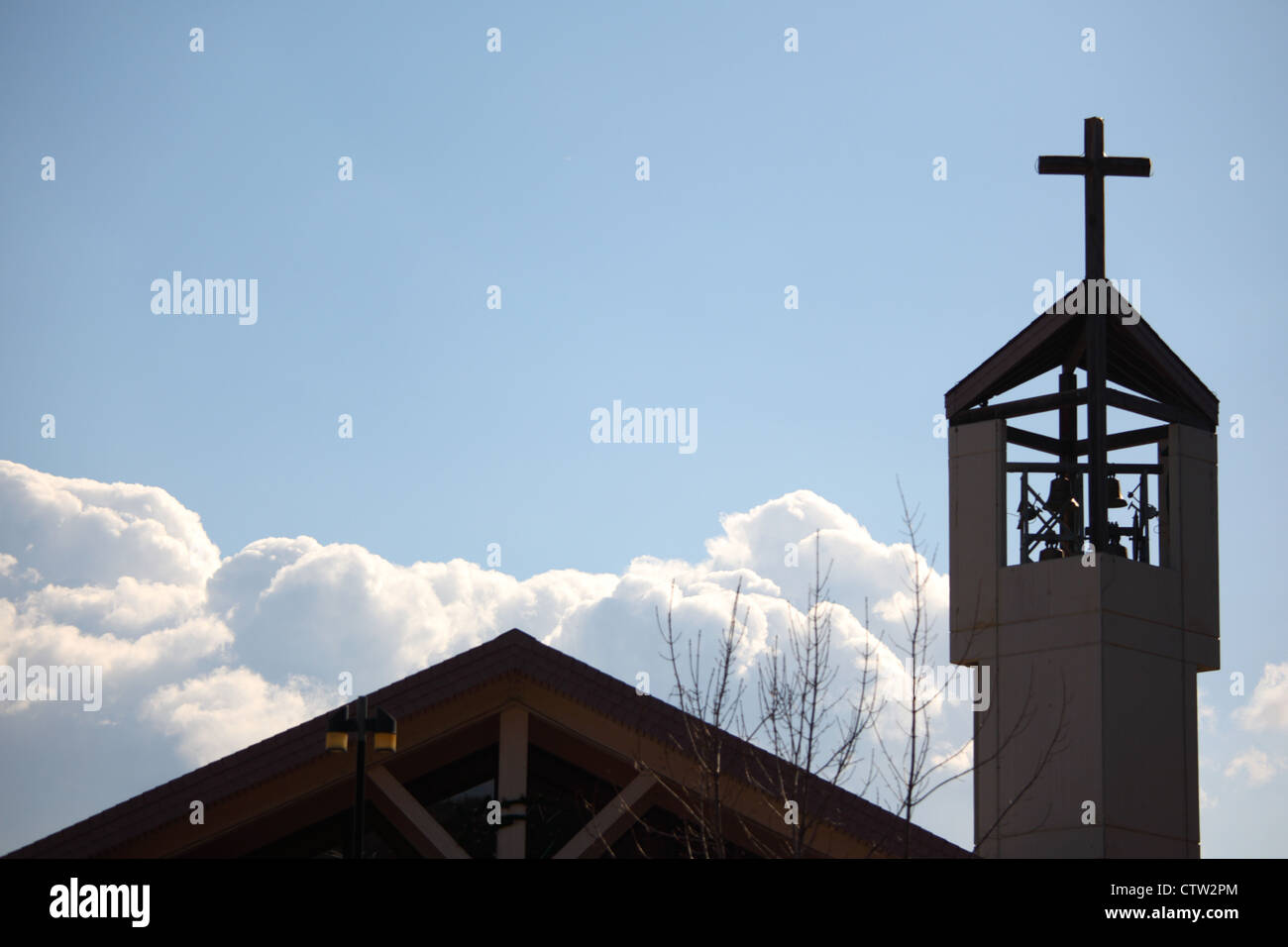 Chiesa nel cielo blu Foto Stock
