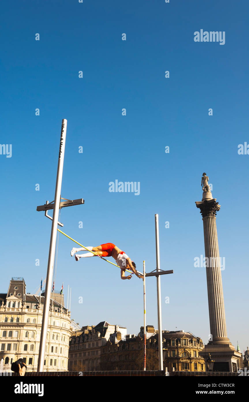 Pole Vault in Trafalgar Square, come parte di una celebrazione della cultura olandese, durante la Holland House Festival 2010. Foto Stock
