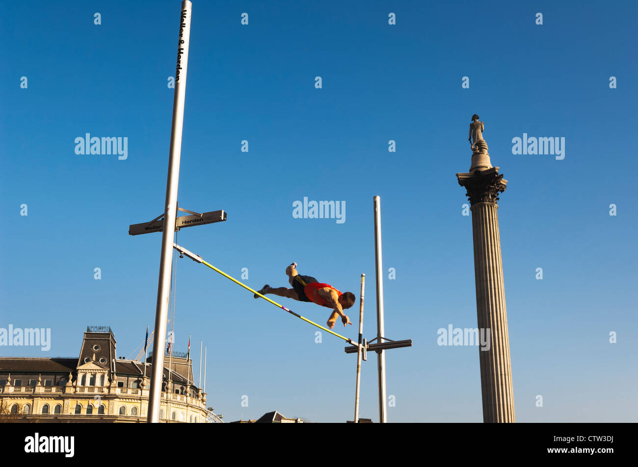 Pole Vault in Trafalgar Square, come parte di una celebrazione della cultura olandese, durante la Holland House Festival 2010. Foto Stock