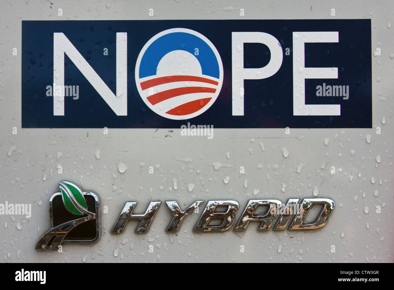 Barack Hussein Obama 'NO' adesivo politico su una vettura ibrida. Foto Stock