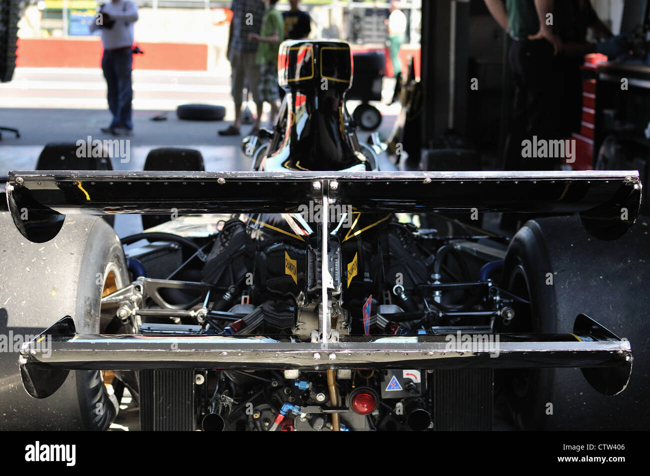 Lotus 76 in garage a Brands Hatch durante il GP Masters 2012. Foto Stock