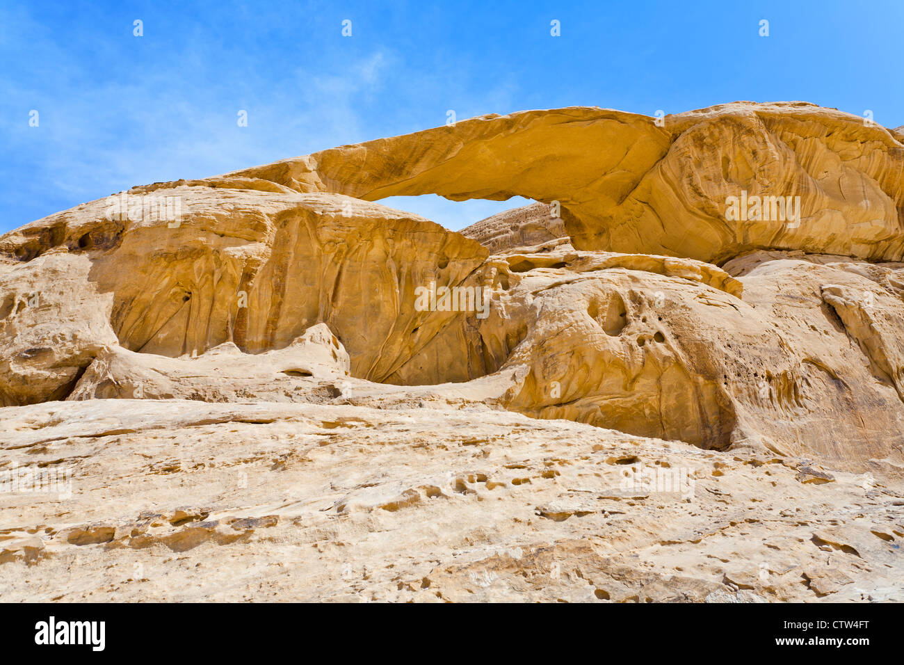 Ponte di roccia di sabbia nel Wadi Rum desert, Giordania Foto Stock