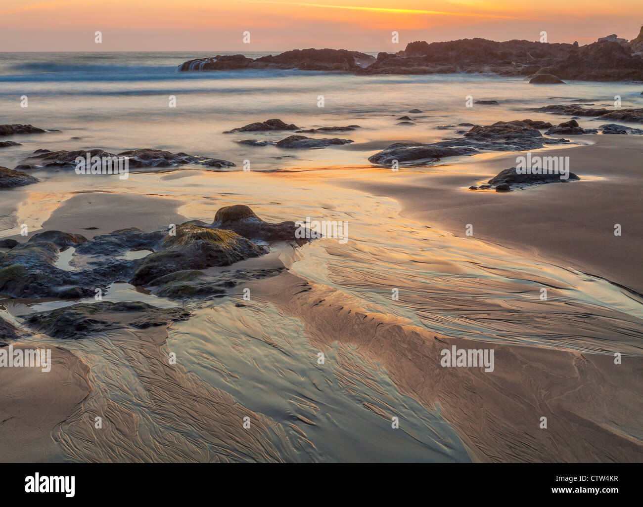 Ecola State Park, Oregon tramonto riflessioni e stagliano seastacks sulla spiaggia indiano Foto Stock