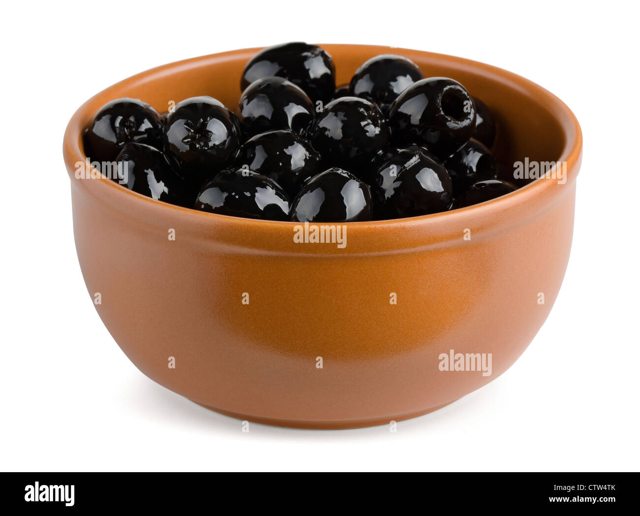 Recipiente in terracotta di black olive snocciolate isolato su bianco Foto Stock